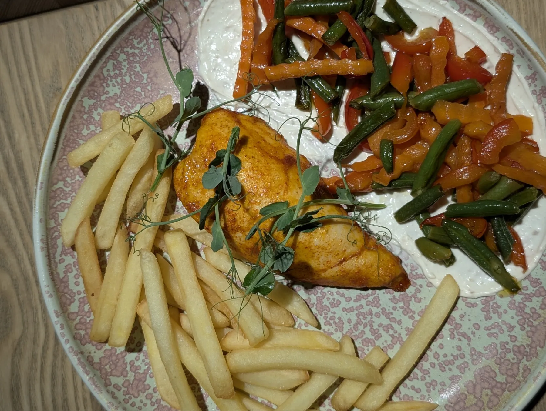 Куриное филе с картофелем фри и овощами на гриле