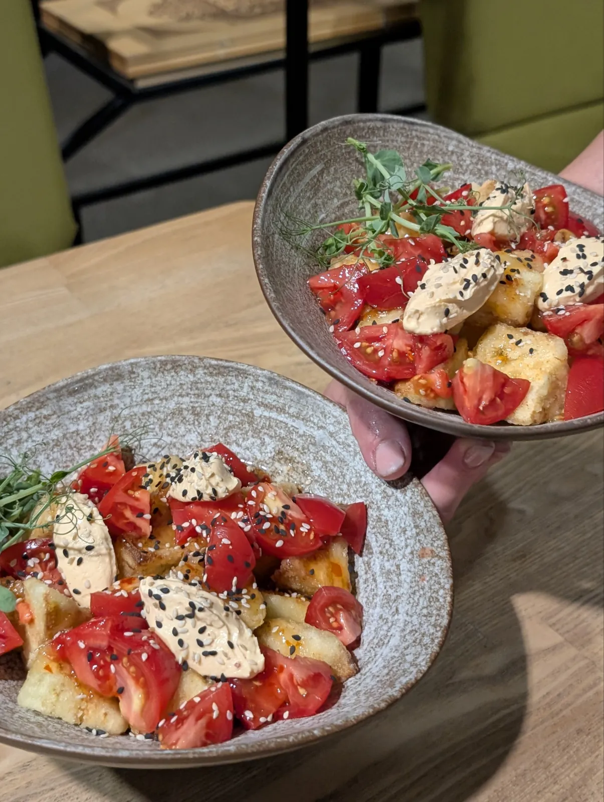 Салат с хрустящими ломтиками, спелыми черри, нежным соусом и кунжутом